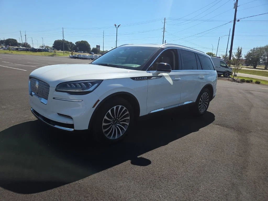Used 2024 White Lincoln Premiere image 3
