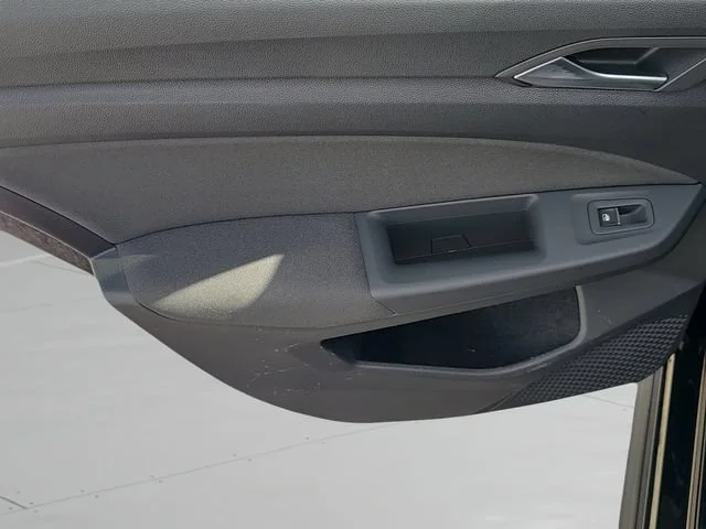 Used 2022  Volkswagen S image 18