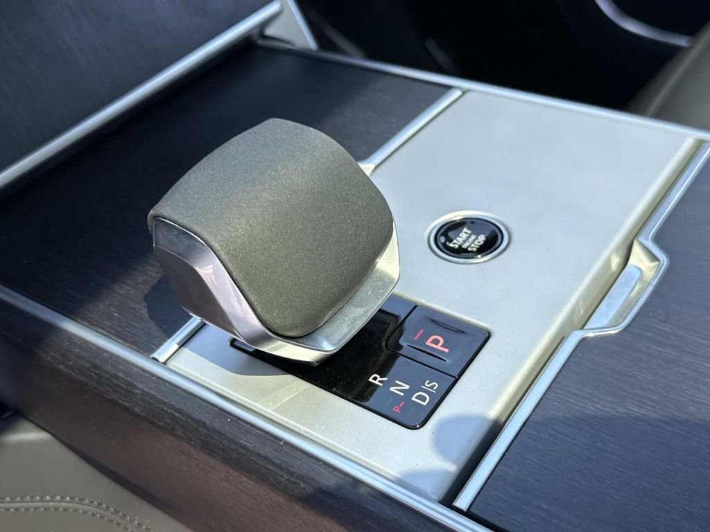 New 2026 Carpathian Grey Land Rover SE image 5