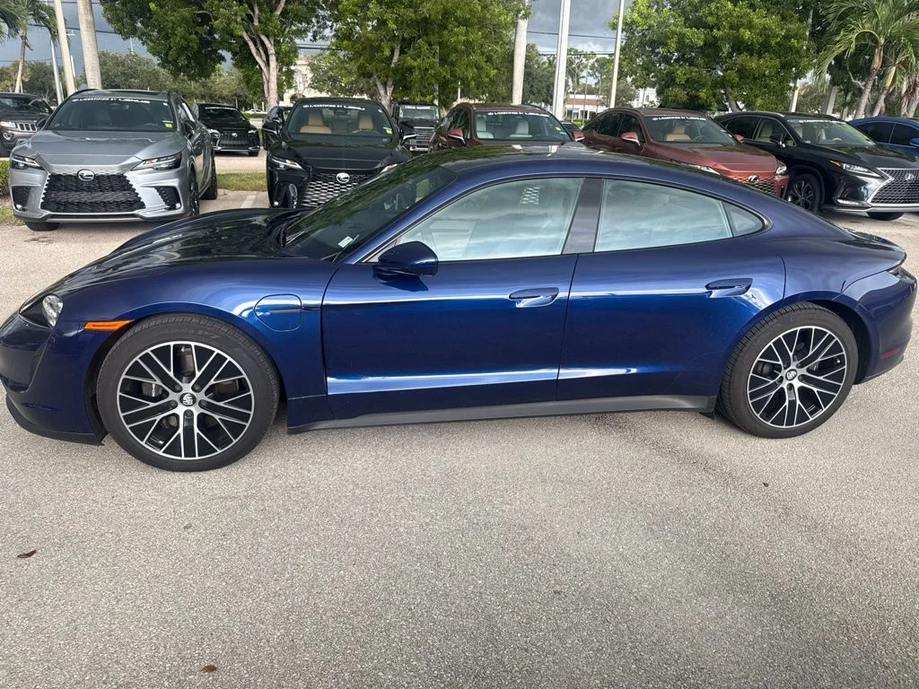 Used 2024  Porsche Base image 3