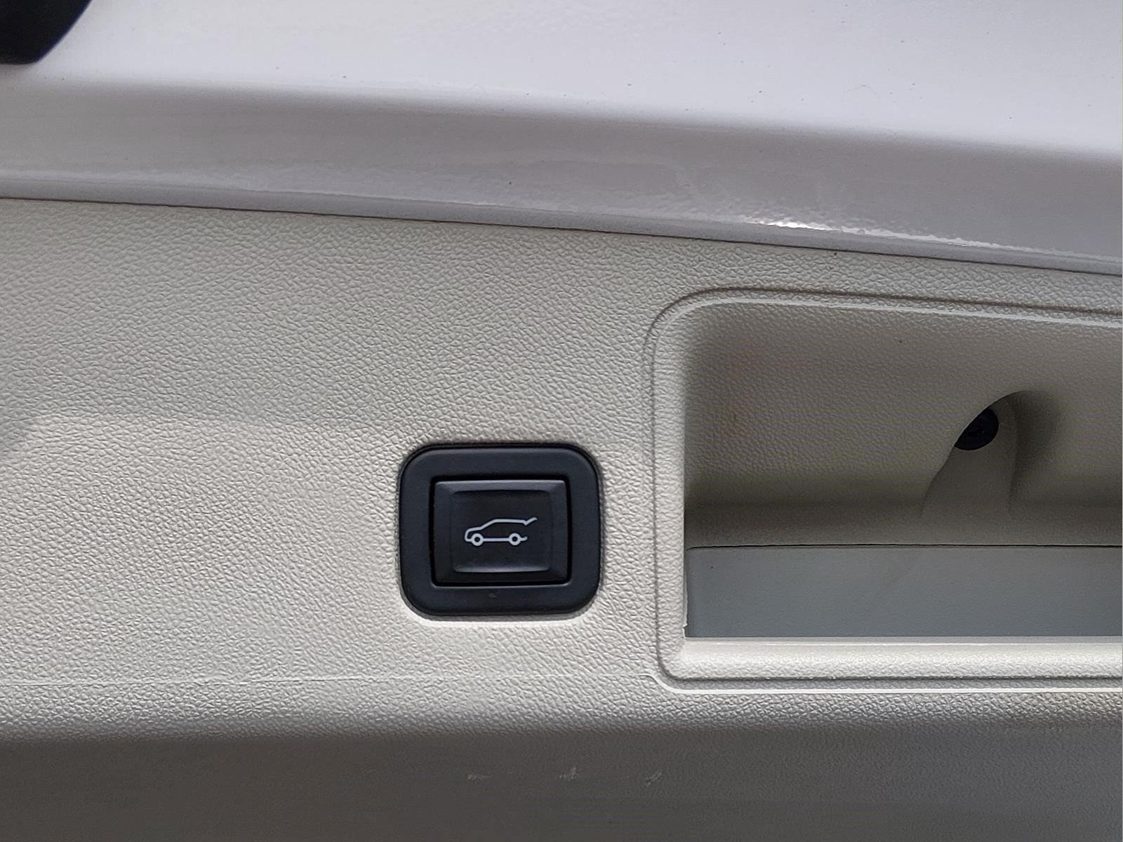 Used 2024 White Frost Tricoat GMC Denali image 21