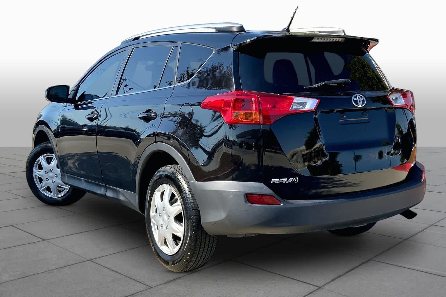 Used 2015 Black Toyota LE image 12