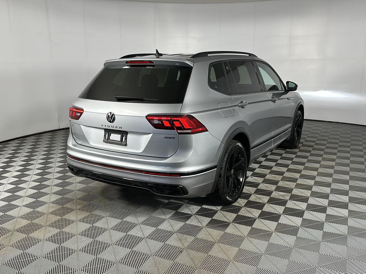Used 2024 Pyrite Silver Metallic Volkswagen SE R-Line Black image 39