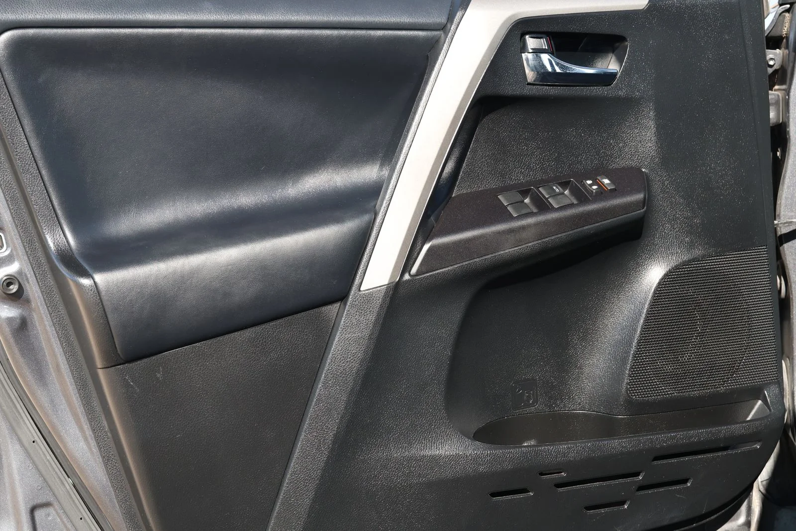 Used 2017 Gray Toyota XLE image 27