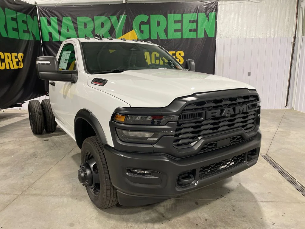 New 2026 Bright White Clear-Coat Exterior Paint RAM Tradesman image 3