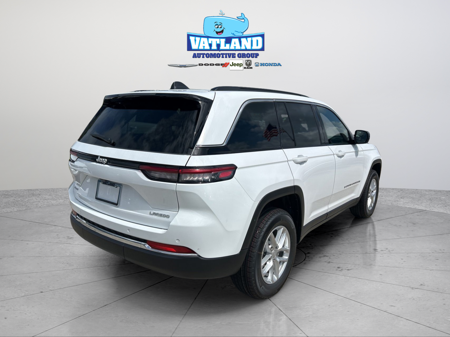New 2026 Bright White Clear-Coat Exterior Paint Jeep Laredo image 5