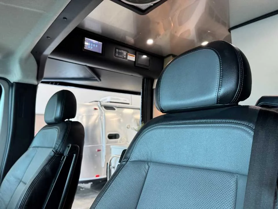 New 2027 BRIGHT SILVER METALLIC AIRSTREAM  image 42