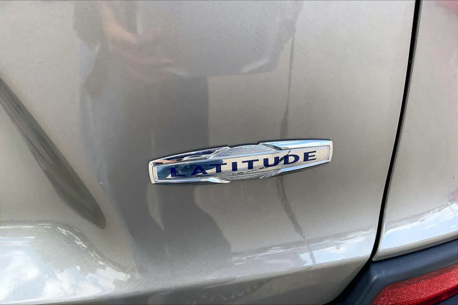 Used 2019 Light Brownstone Pearlcoat Jeep Latitude Plus image 10
