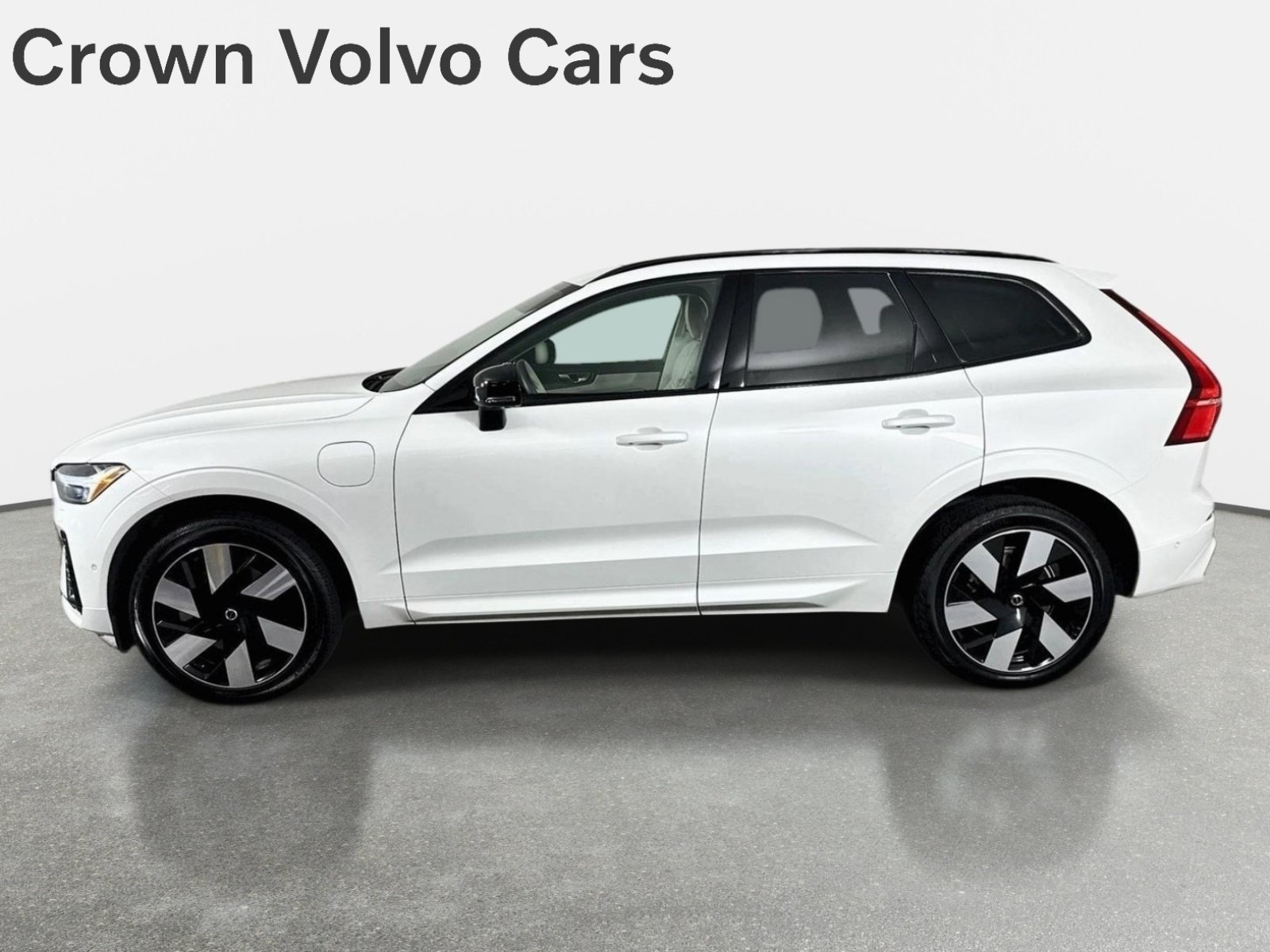 Used 2024 Crystal White Volvo Ultimate Dark Theme image 8