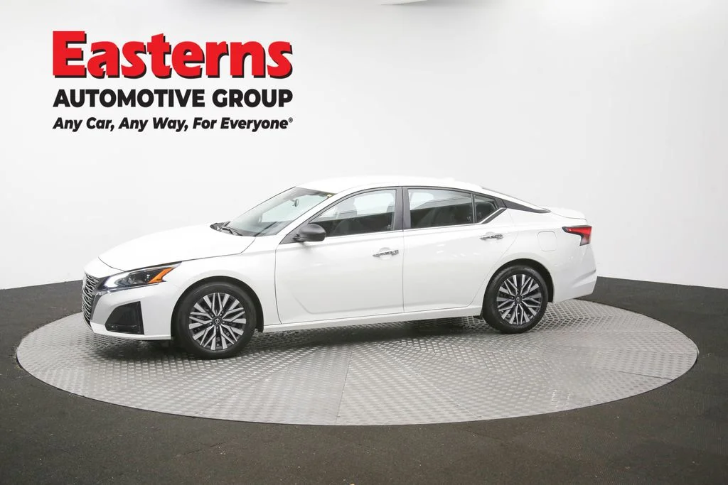 Used 2025 White Nissan 2.5 SV image 59