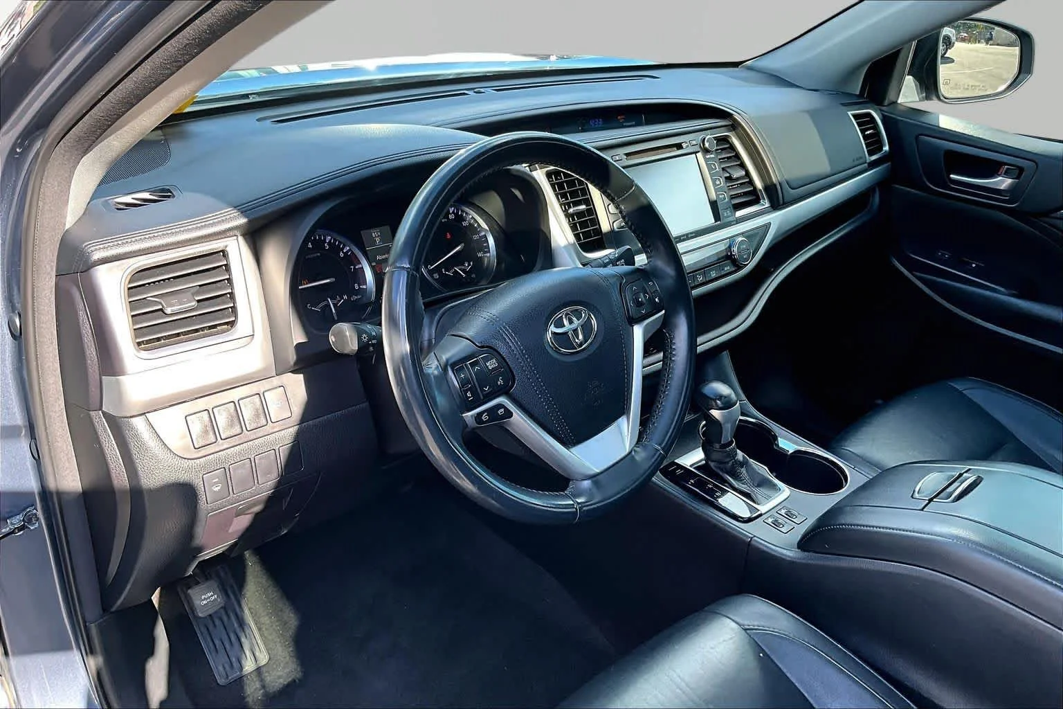 Used 2016 Shoreline Blue Pearl Toyota XLE image 18