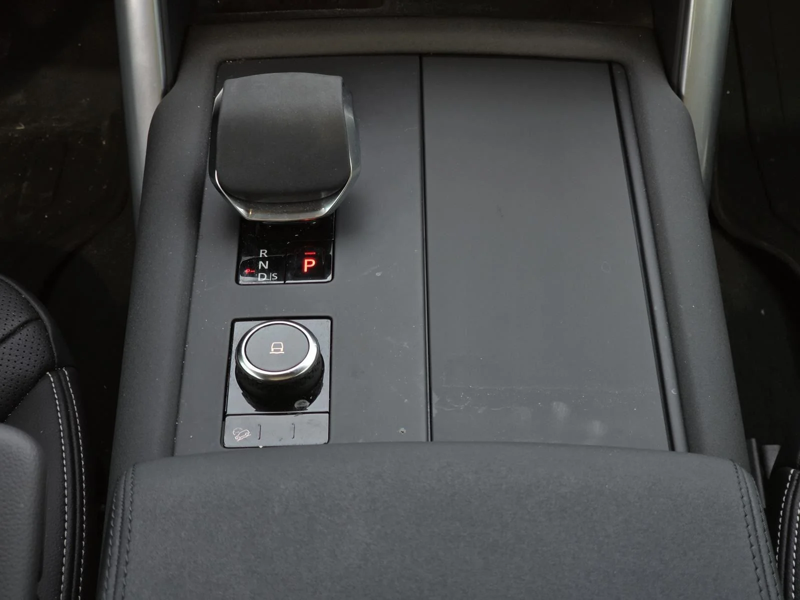 Certified Used 2025 Santorini Black Metallic Land Rover S image 37