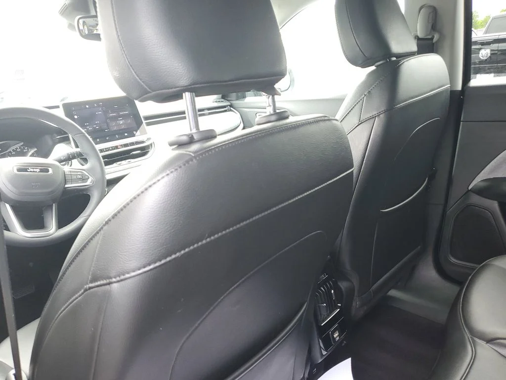 Certified Used 2022 Black Jeep Latitude image 14