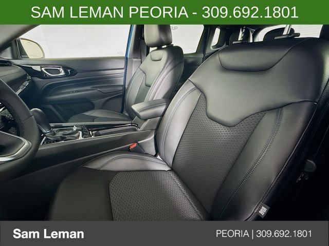 New 2026 Hydro Blue Pearlcoat Jeep Latitude image 17