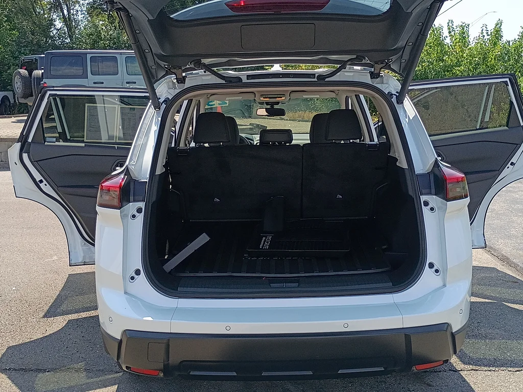 Used 2025 Everest White Pearl Nissan Rock Creek image 14