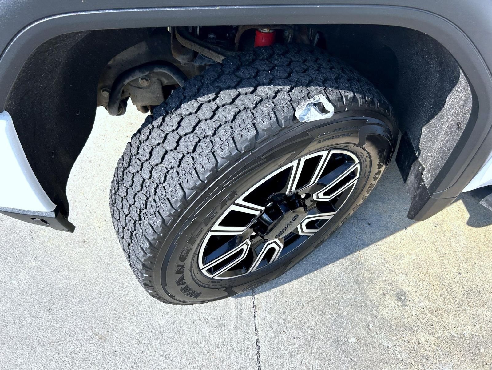 Used 2020 White GMC AT4 image 23