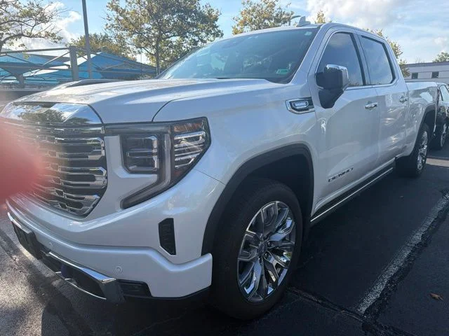 Used 2025 White Frost Tricoat GMC Denali image 6