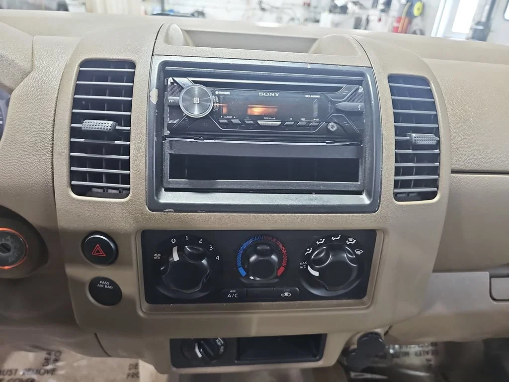 Used 2005 White Nissan SE image 22