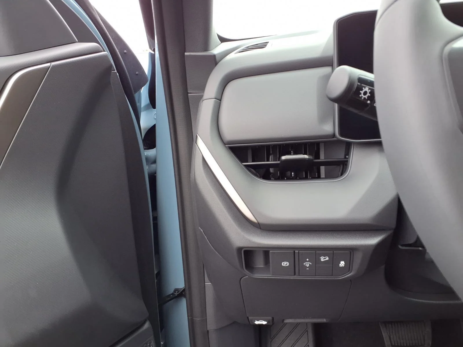 New 2027 Frost Blue / Black Roof Kia X-Line S image 9