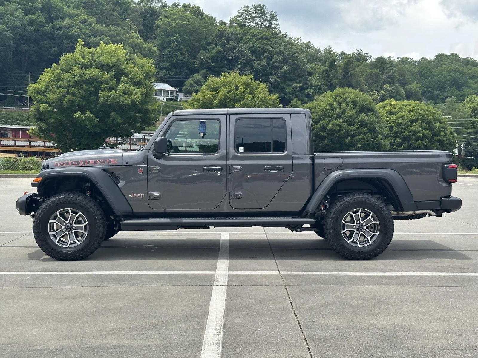 New 2026 Granite Crystal Metallic Clearcoat Jeep Mojave image 4