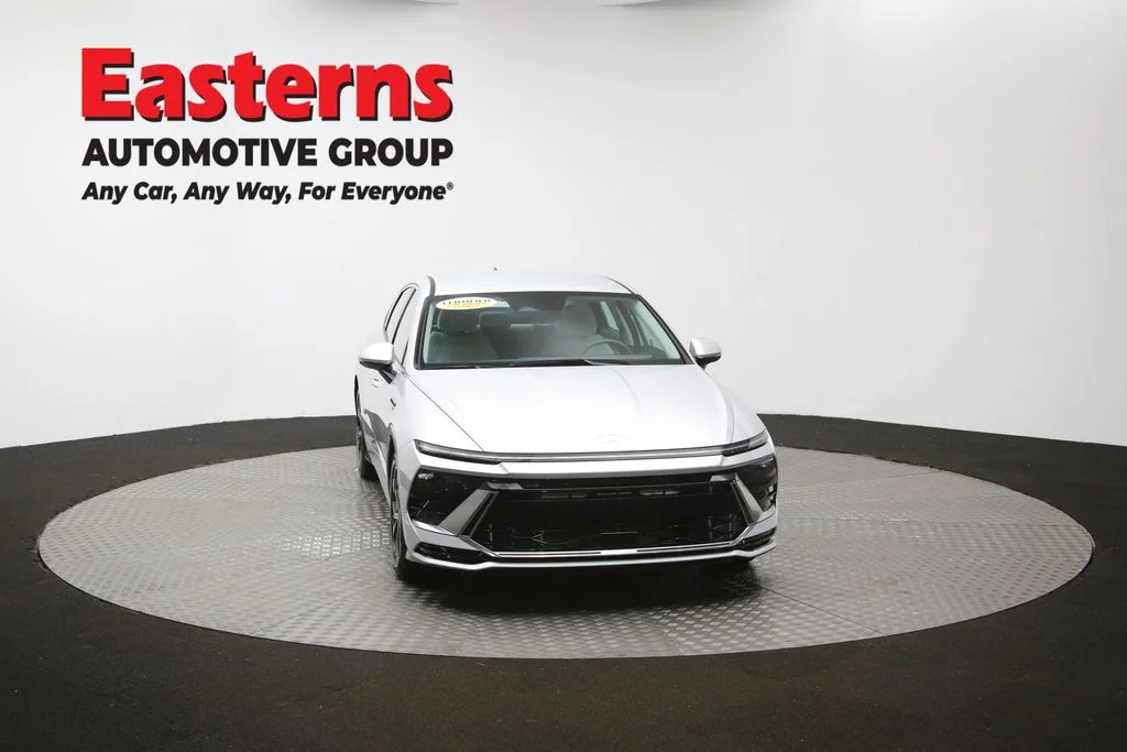 Used 2025 Silver Hyundai SEL image 52