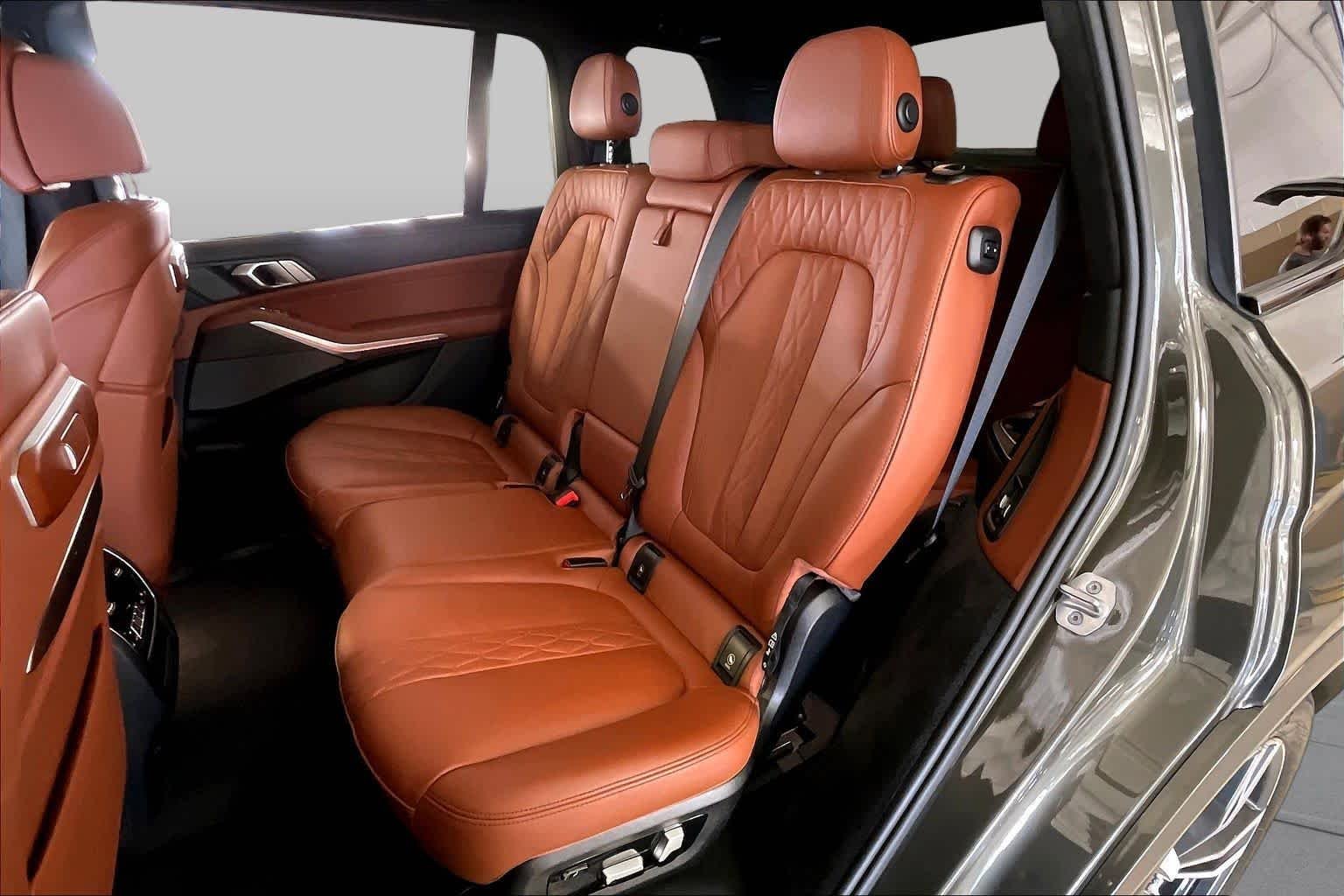 Used 2025 Manhattan Green Metallic BMW M60i image 19