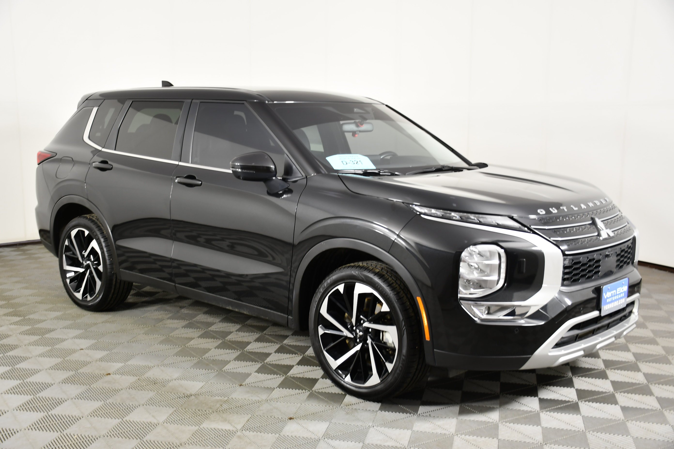 Certified Used 2024 Black Diamond Mitsubishi SE image 4