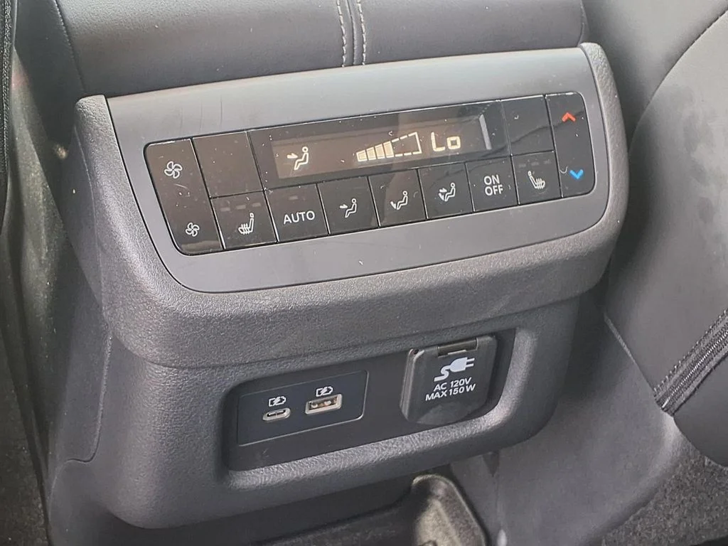 Used 2025 White Nissan Platinum image 17