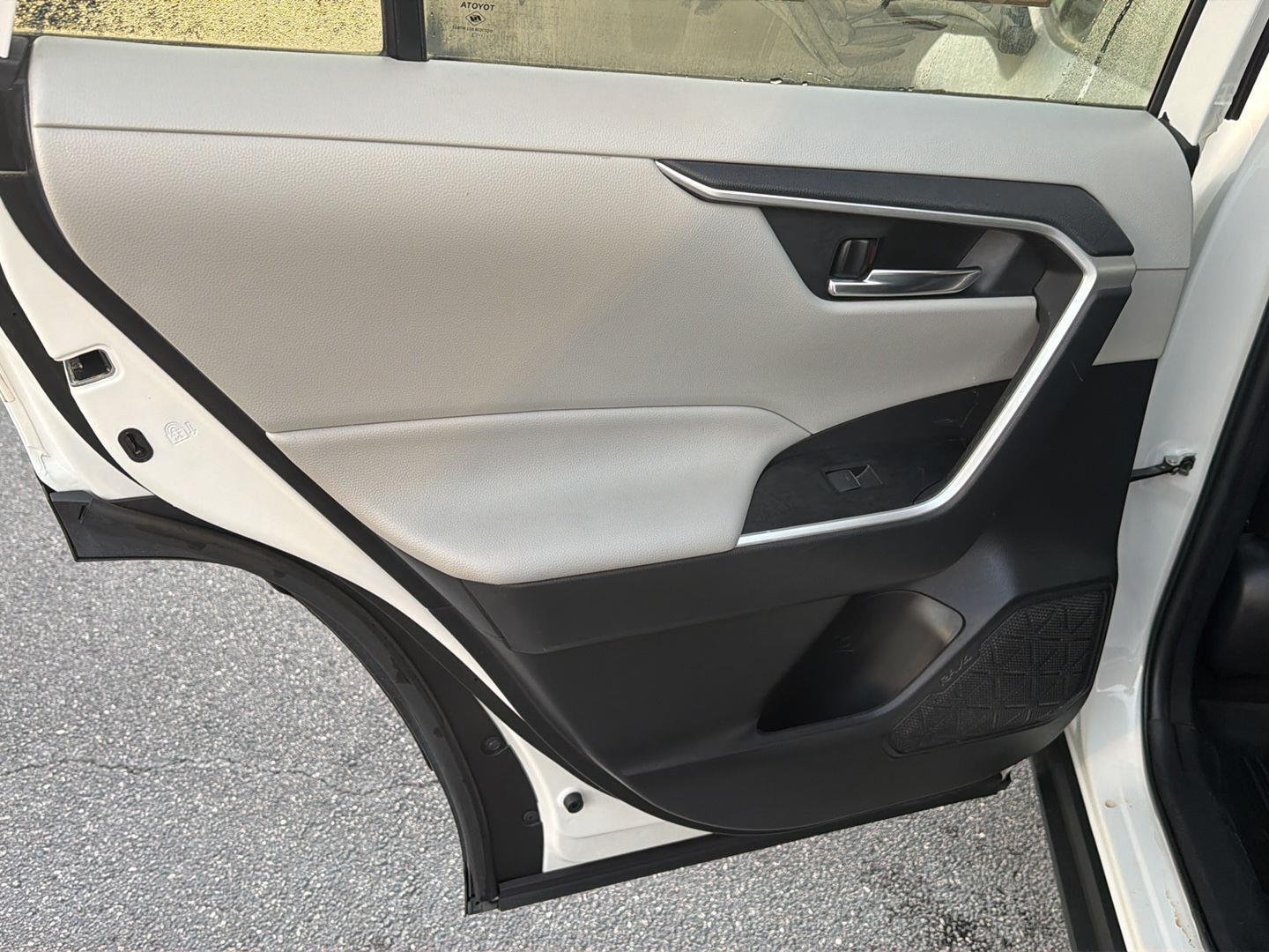 Used 2022 White Toyota XLE image 17
