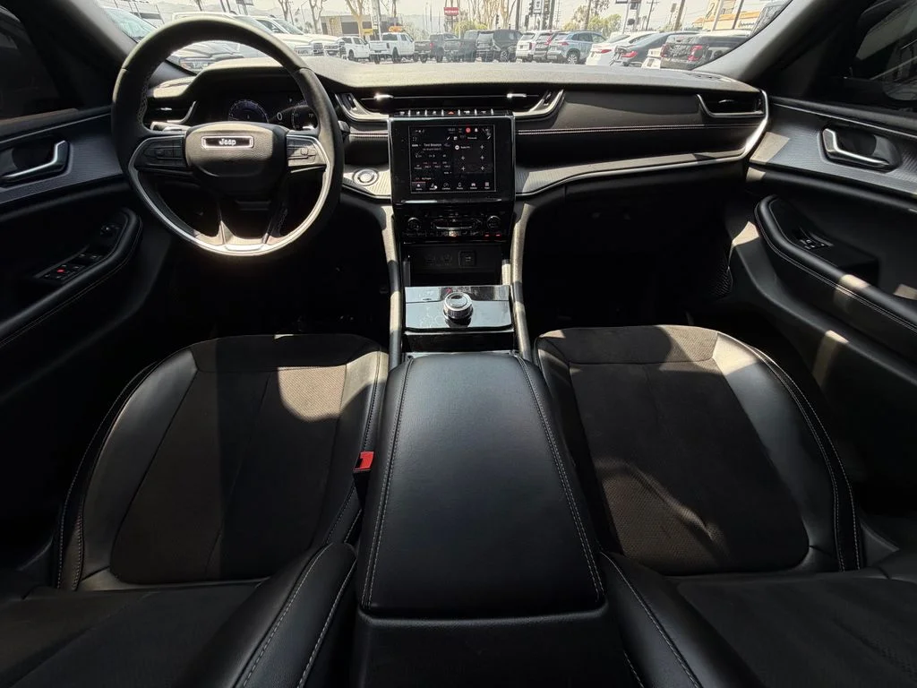 Used 2023 Silver Jeep Altitude image 28