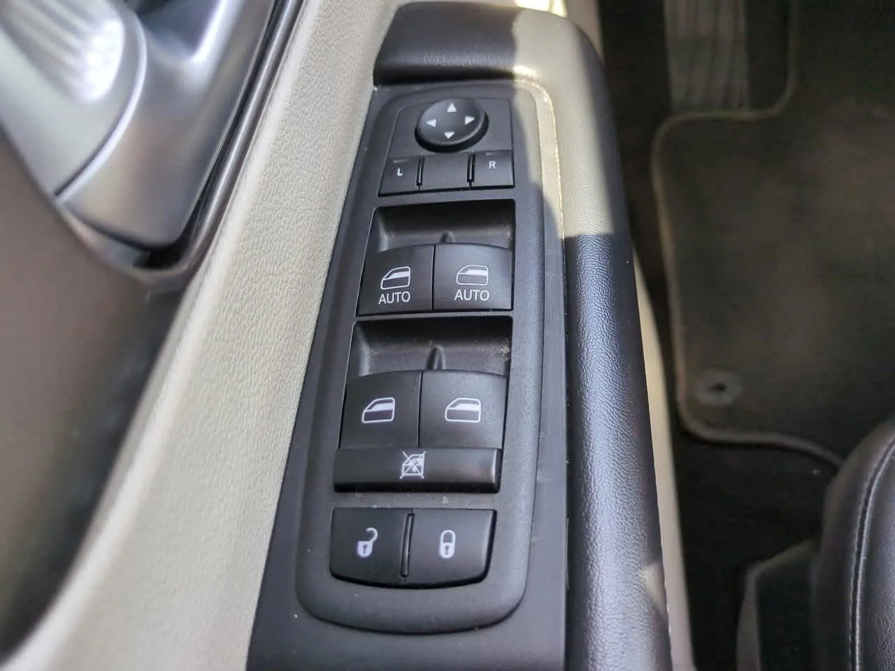 Used 2024 Bright White Clearcoat Chrysler Hybrid Select image 23