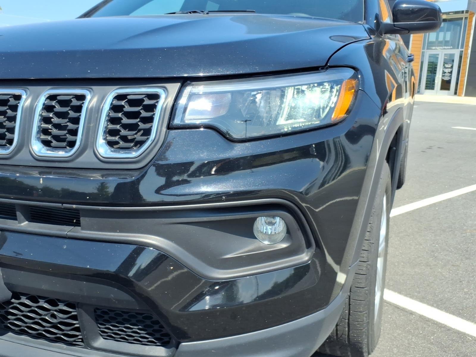 Used 2024 Diamond Black Crystal Pearlcoat Jeep Latitude image 15