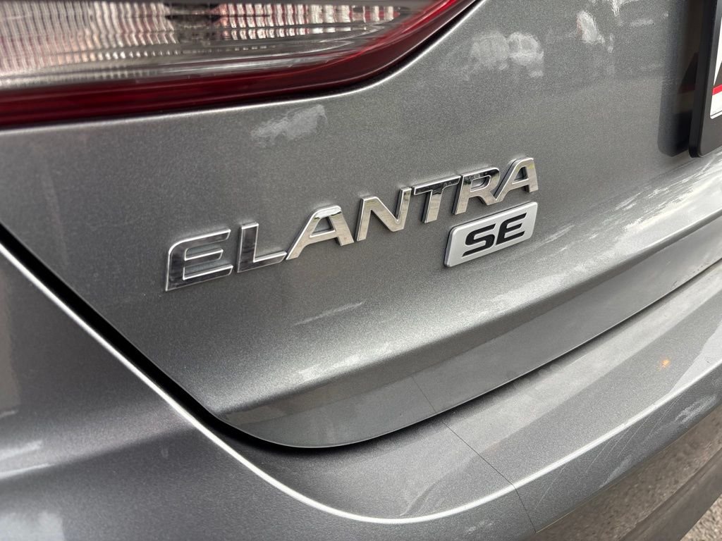 Used 2018 Gray Hyundai SE image 29