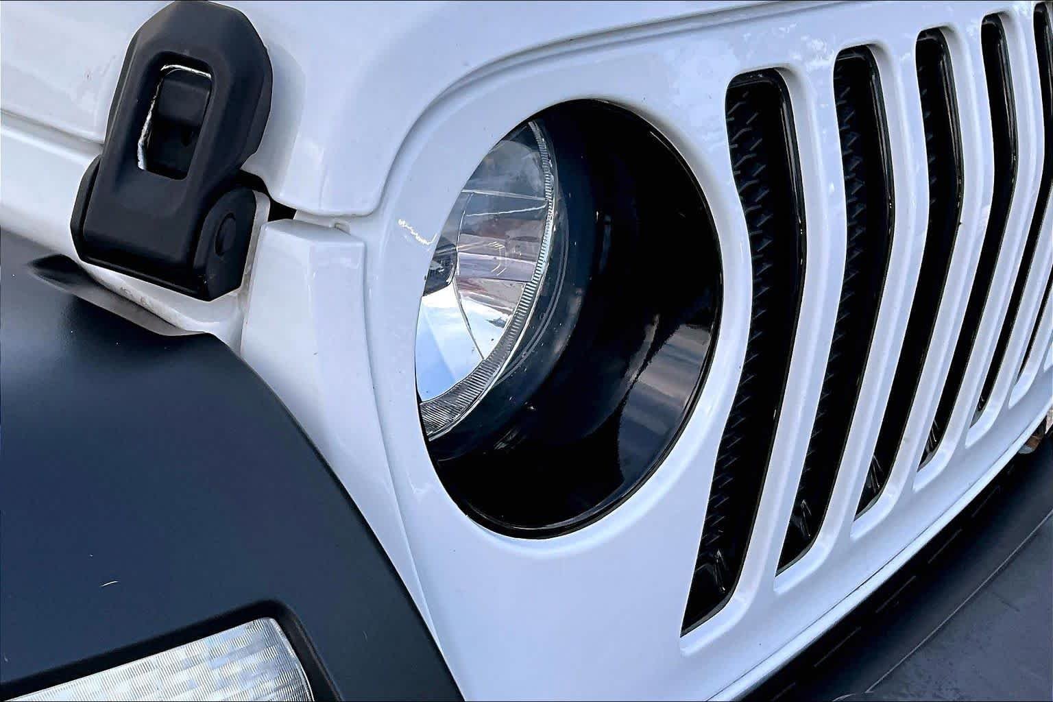 Used 2019 Bright White Clearcoat Jeep Sport Altitude image 25