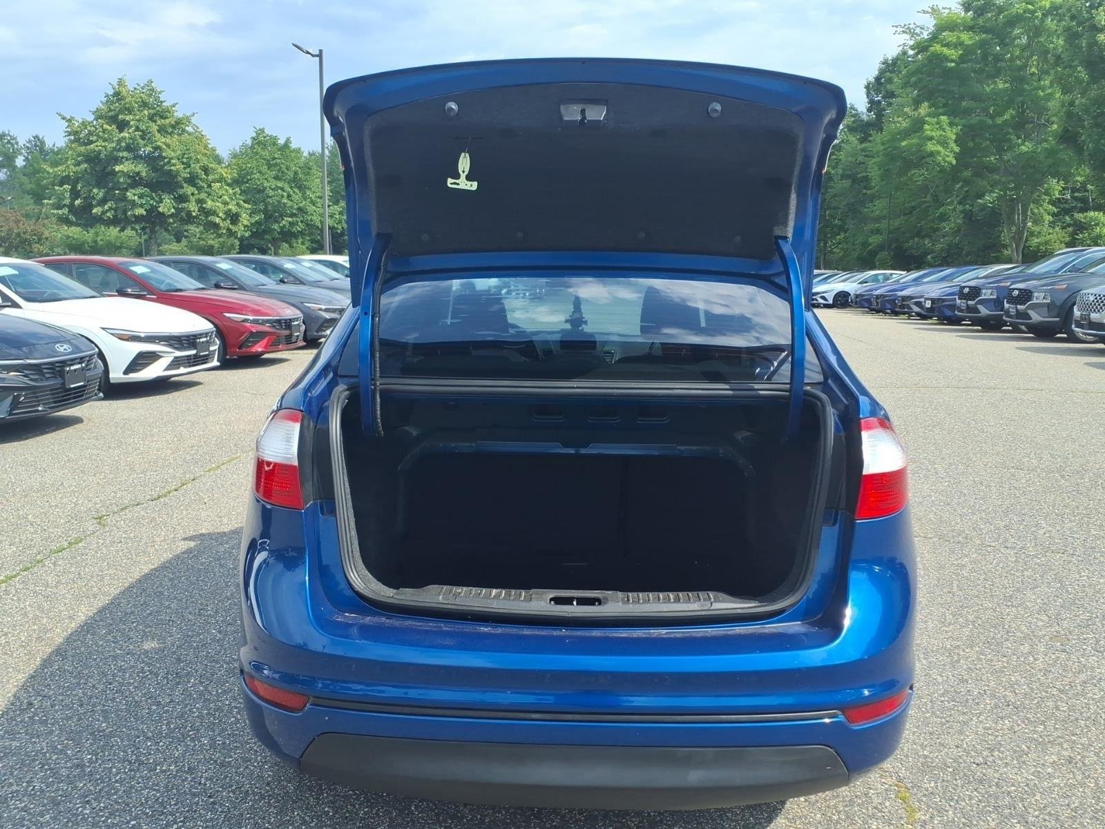 Used 2019 Lightning Blue Ford SE image 7
