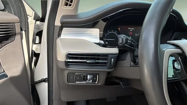 Used 2022 White Lincoln Standard image 21