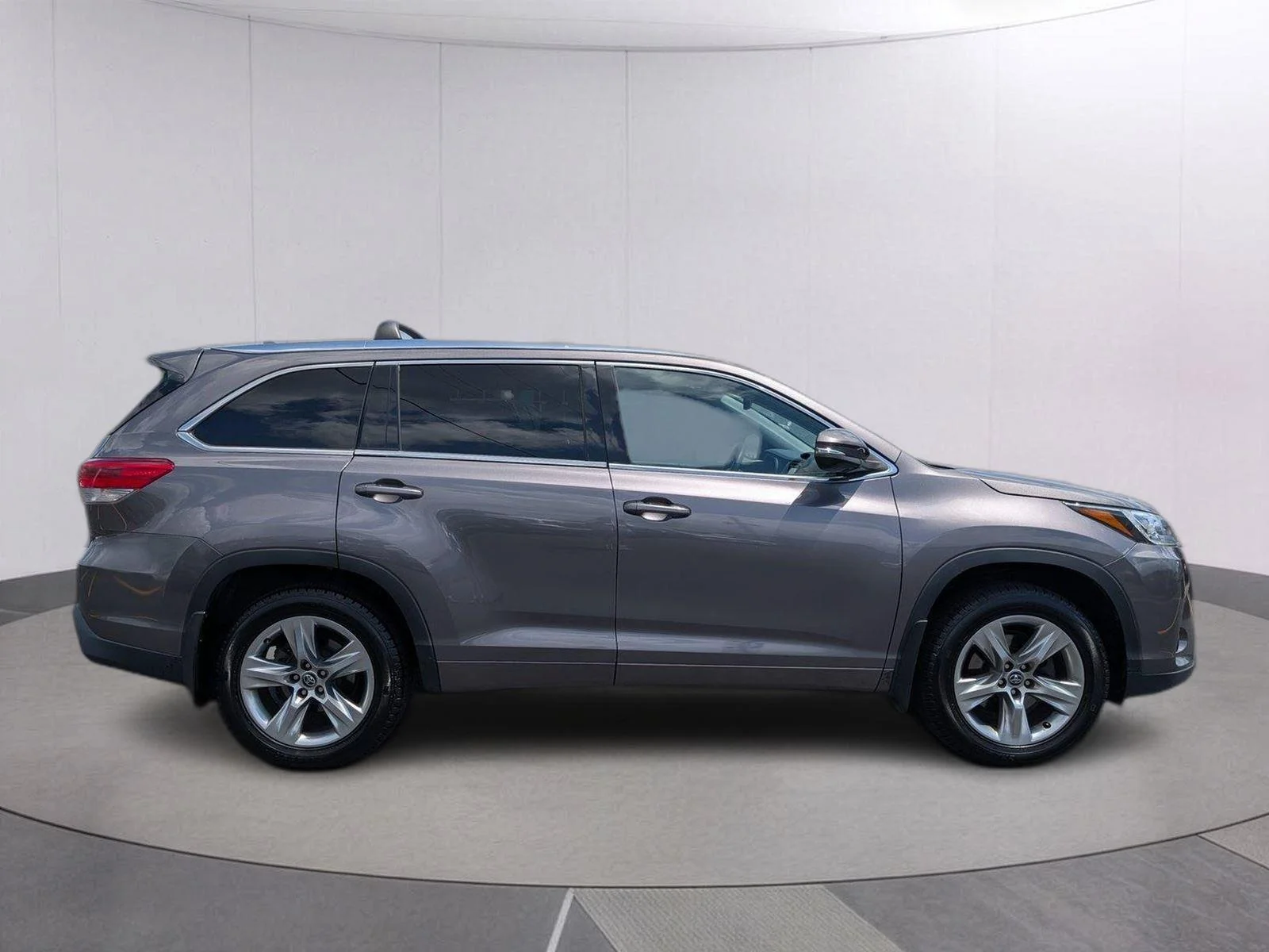 Used 2017 Predawn Gray Mica Toyota Limited image 6