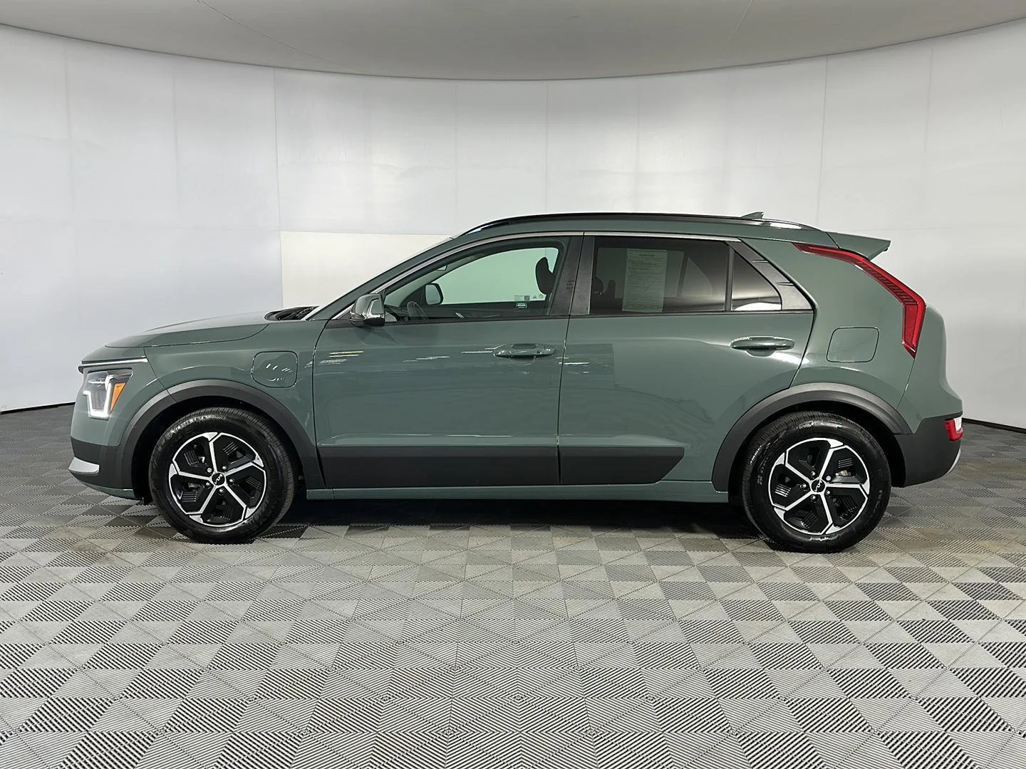 Used 2023 Cityscape Green Kia EX image 4