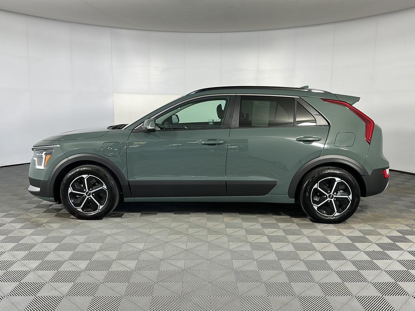 Used 2023 Cityscape Green Kia EX image 4