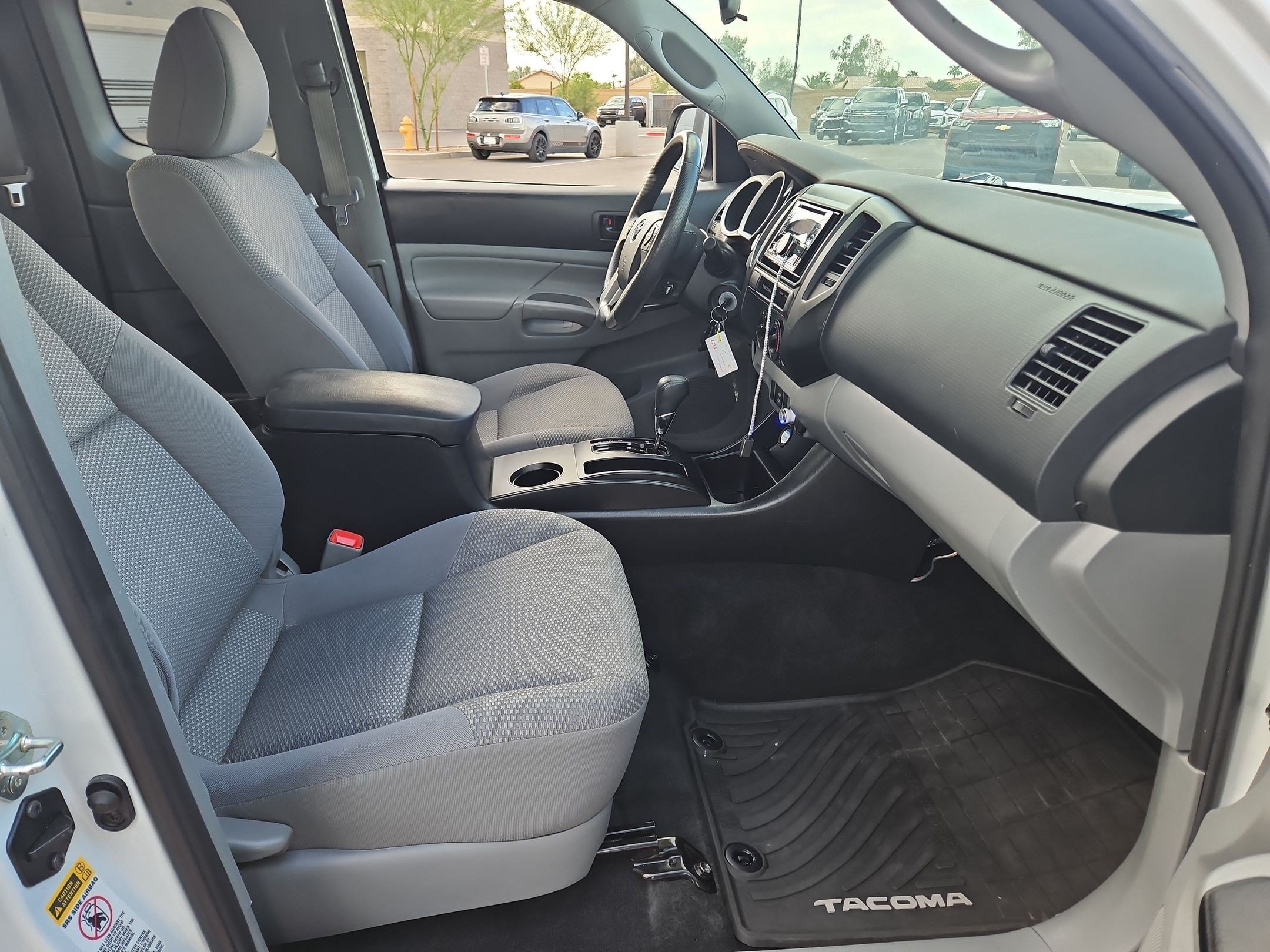 Used 2015 White Toyota BASE image 26