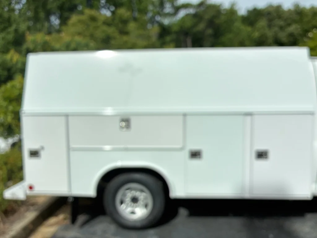 New 2026 Summit White Chevrolet 1WT image 4