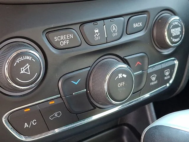 Used 2015 White Jeep Trailhawk image 15
