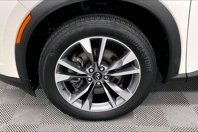 Used 2024 Majestic White INFINITI LUXE image 10