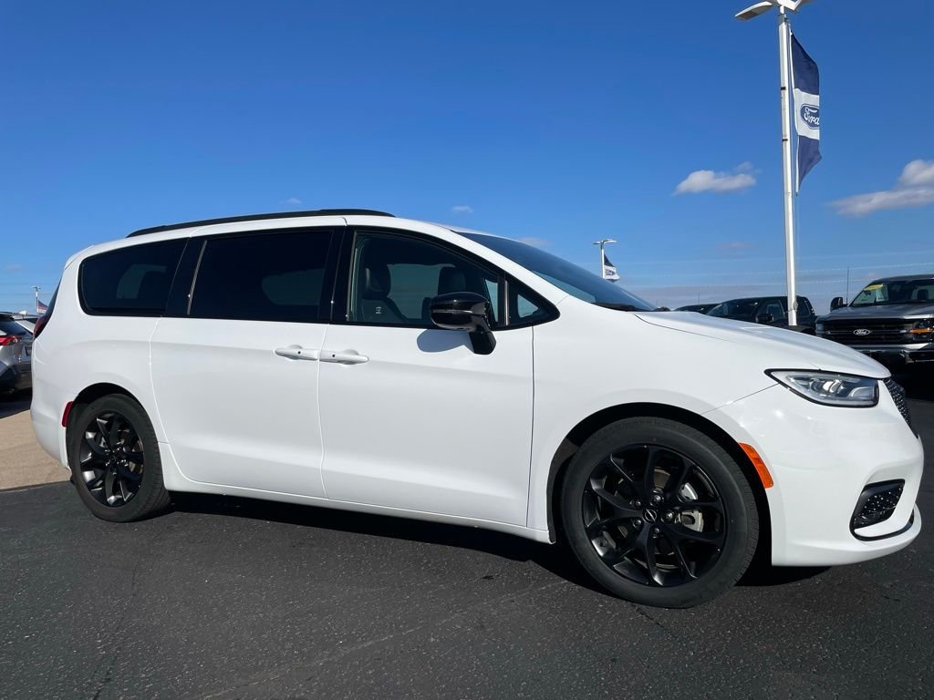 Used 2025 White Chrysler Limited image 2