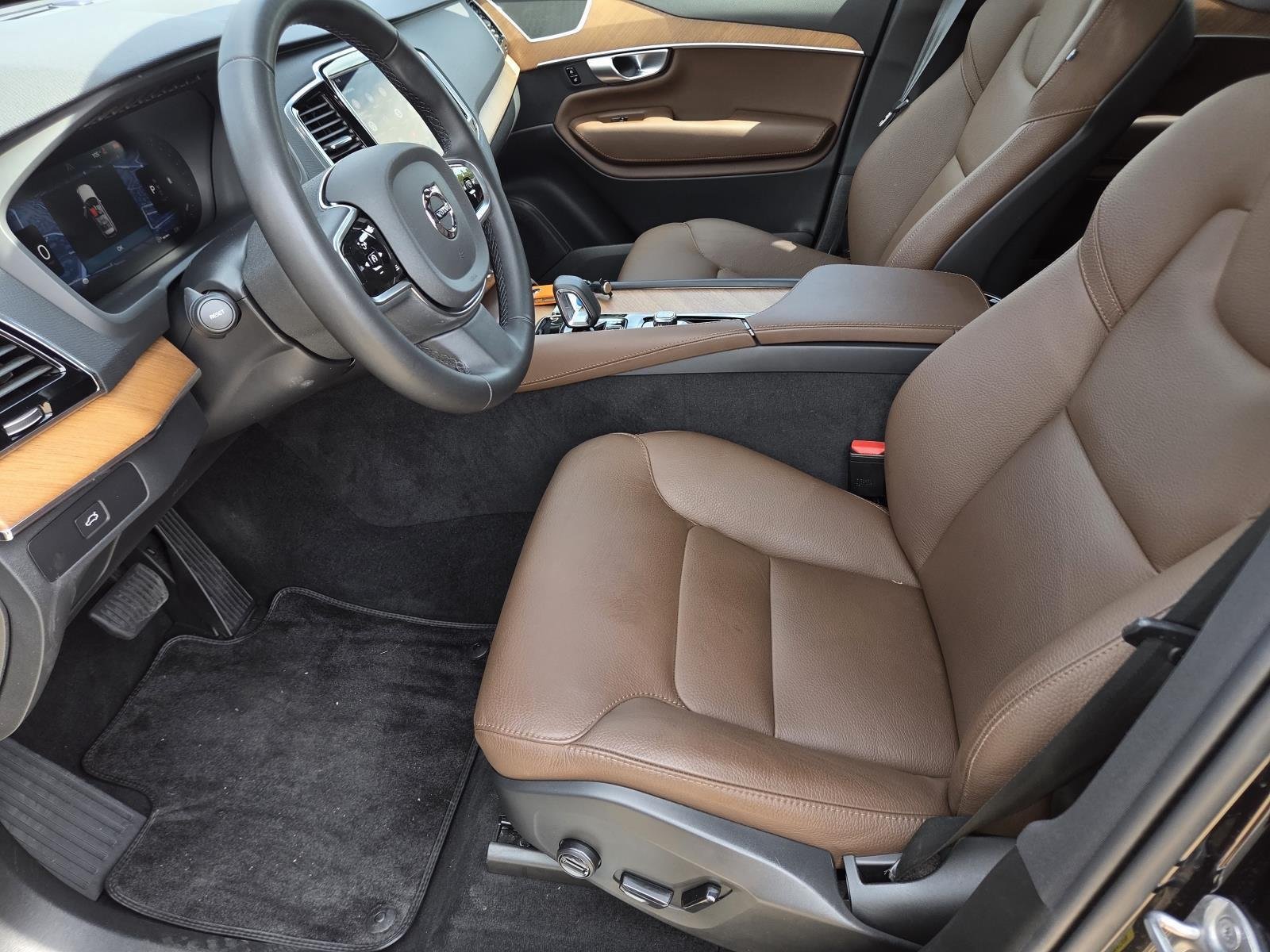 Used 2024 Onyx Black Metallic Volvo Plus Bright Theme image 31
