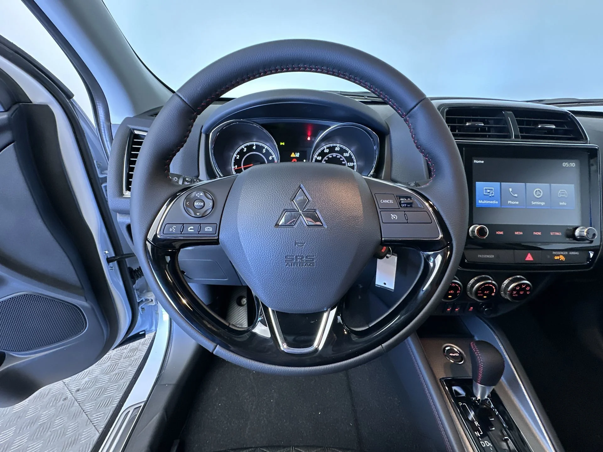 New 2026 White Diamond Mitsubishi LE image 16