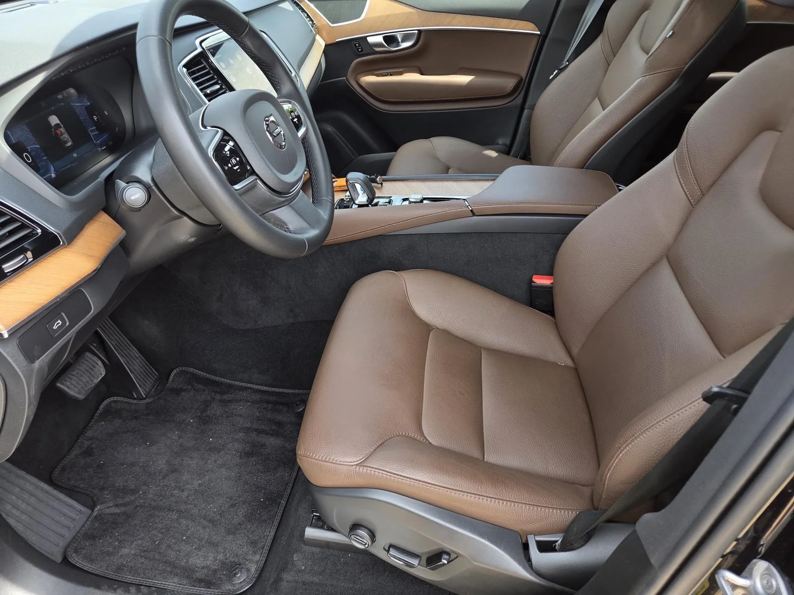 Certified Used 2024 Onyx Black Metallic Volvo Plus Bright Theme image 31