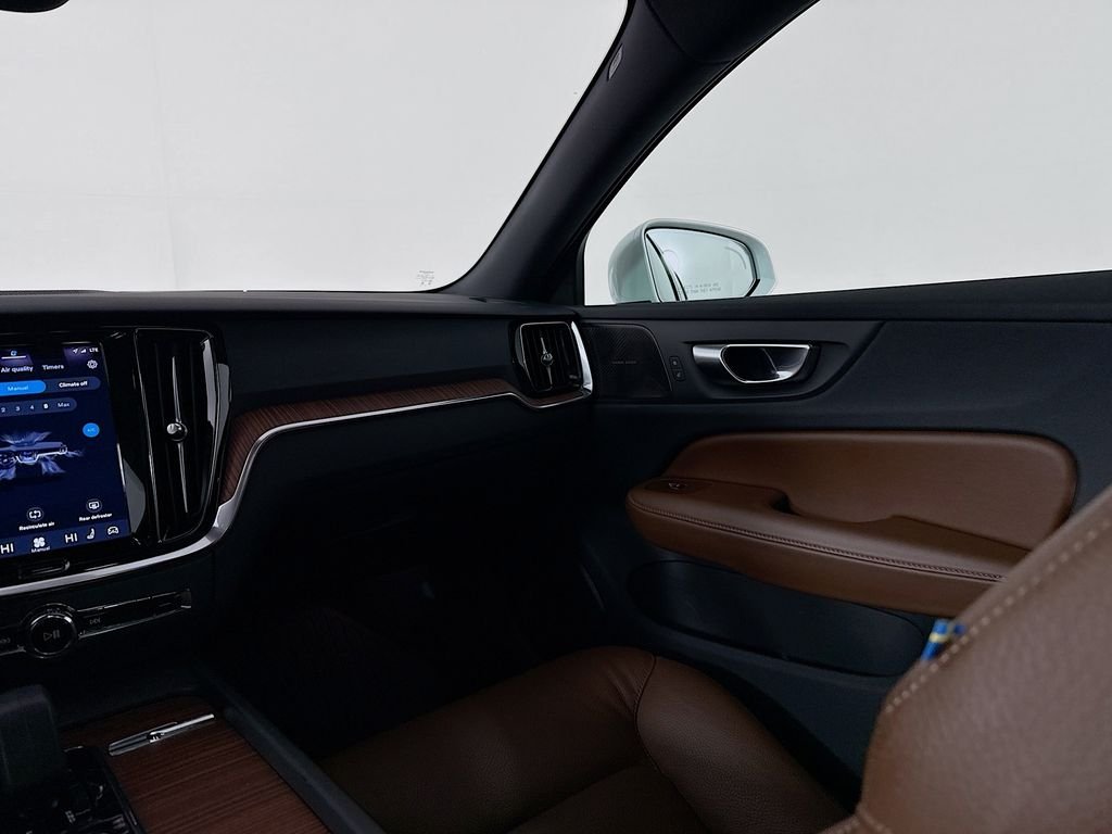 Used 2024 White Volvo B5 Plus image 25