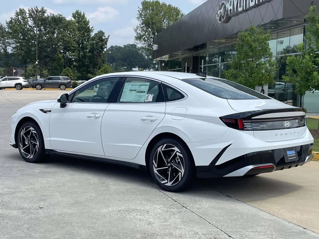 New 2026 White Hyundai SE image 5