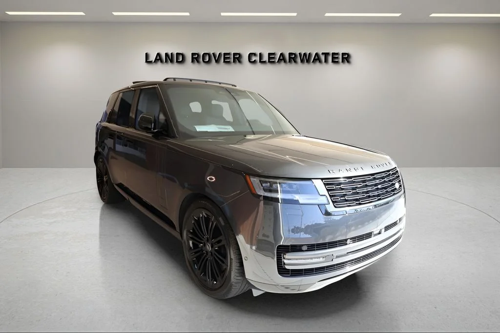 New 2025 Carpathian Grey Land Rover SE image 5